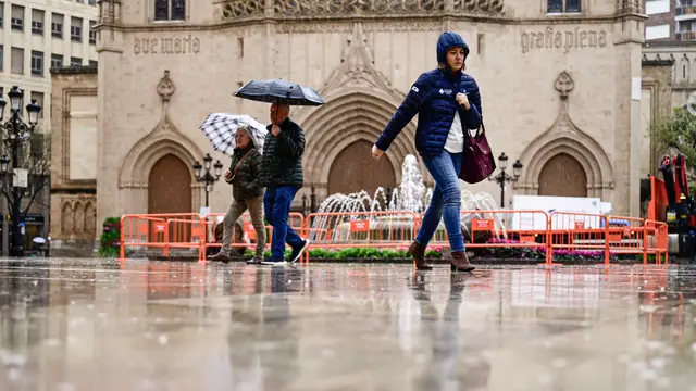 El fin de semana estará marcado, en la Comunitat Valenciana, por la lluvia, con tormentas y nieve a partir de 1.400 m GRAFCVA2518. CASTELLÓN, 06/03/2026.- La Comunitat Valenciana afronta un fin de semana con la lluvia como gran protagonista, que será generalizada y podrá dejar incluso tormentas, mientras el ambiente seguirá siendo fresco y la cota de nieve se situará entre los 1.400 y los 1.600 metros, según el pronóstico de la Aemet. En la imagen varias personas caminan bajo la lluvia, este viernes, por las calles del centro de Castellón. EFE/Andreu Esteban