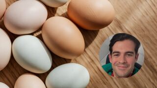 Imagen de unos huevos y del cardi&oacute;logo Aurelio Rojas