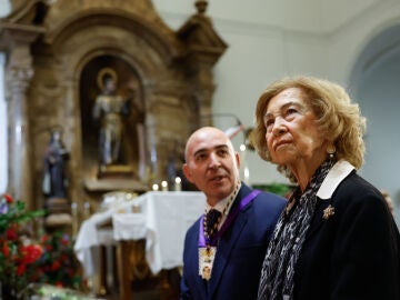 MADRID, 06/03/2026.- La reina Sof&iacute;a visita la Bas&iacute;lica de Jes&uacute;s de Medinaceli este viernes cuando los fieles siguen la tradici&oacute;n de venerar y dar culto a la imagen del Cristo el primer viernes de marzo, en el centro de Madrid. EFE/ Mariscal 
