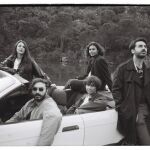 Una imagen de la banda Extra&ntilde;os Pasajeros