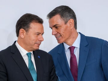 El presidente del Gobierno, Pedro S&aacute;nchez (d) y su hom&oacute;logo portugu&eacute;s, Luis Montenegro (i) presiden la ceremonia de firma de acuerdos de la XXXVI Cumbre hispano-portuguesa, en el Aula Magna de la Universidad Internacional de Andaluc&iacute;a. A 6 de marzo de 2026 en Palos de la Frontera, Huelva (Andaluc&iacute;a, Espa&ntilde;a). Este encuentro bilateral entre los gobiernos de Espa&ntilde;a y Portugal persigue impulsar la cooperaci&oacute;n entre ambos pa&iacute;ses en asuntos estrat&eacute;gicos comunes como las infraestructuras, gesti&oacute;n de...