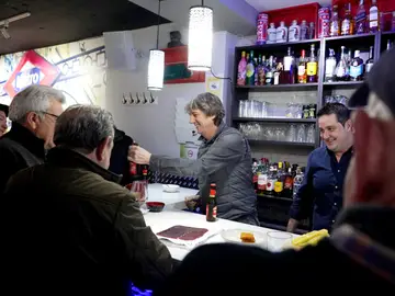 Martínez pone unas cervezas en el bar de Sahagún (León) donde los socialistas han celebrado un pincho-mitin Martínez pone unas cervezas en el bar de Sahagún (León) donde los socialistas han celebrado un pincho-mitin