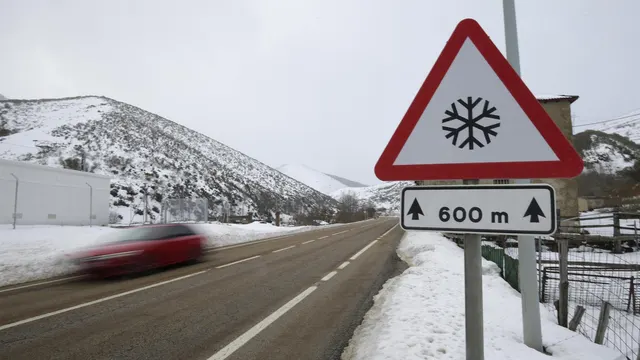 El Puerto de Pajares(Asturias), cerrado a articulados por la nieve, mientras otros 10 altos requieren del uso de cadenas