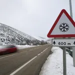 El Puerto de Pajares(Asturias), cerrado a articulados por la nieve, mientras otros 10 altos requieren del uso de cadenas