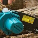 Esta mini motosierra a bater&iacute;a de 6000mAh cuesta ahora menos y puede ser una buena compra para casa