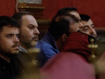 El exministro Jose Luis &Aacute;balos (i), durante la audiencia preliminar en el Tribunal Supremo este jueves, para tratar las nulidades que plantean las defensas como paso previo al juicio contra el exministro y su exasesor Koldo Garc&iacute;a por los contratos de mascarillas, que pretenden que ahora se celebre en la Audiencia Nacional.