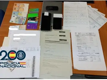 Tres detenidos por una trama que falsificó 17 DNI y abrió más de 120 cuentas bancarias para robar 400.000 euros Tres detenidos por una trama que falsificó 17 DNI y abrió más de 120 cuentas bancarias para robar 400.000 euros