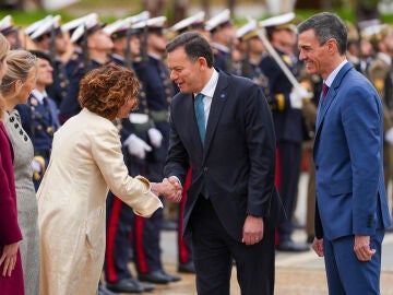 El presidente del Gobierno, Pedro S&aacute;nchez (d), junto al primer ministro de la Rep&uacute;blica Portuguesa, Lu&iacute;s Montenegro (c), saludan a las delegaciones espa&ntilde;olas y portuguesas participantes en la celebraci&oacute;n de la XXXVI Cumbre Hispano-Portuguesa. A 6 de marzo de 2026 en Palos de la Frontera, Huelva (Andaluc&iacute;a, Espa&ntilde;a). Este encuentro bilateral entre los gobiernos de Espa&ntilde;a y Portugal persigue impulsar la cooperaci&oacute;n entre ambos pa&iacute;ses en asuntos estrat&eacute;gicos comunes como las infraestructuras, ges...