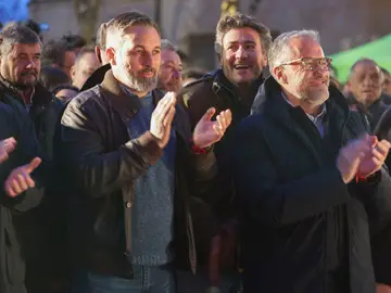 Acto de campaña de Vox en Ciudad Rodrigo CIUDAD RODRIGO (SALAMANCA), 06/03/2026.- El presidente de Vox, Santiago Abascal (c-i), y el candidato de Vox para las elecciones de Castilla y León, Carlos Pollán (c-d), participan en un acto de campaña del partido este viernes, en Ciudad Rodrigo (Salamanca). EFE/JMGARCIA