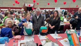 El alcalde de Arroyo, Sarbelio Fern&aacute;ndez, visita la feria