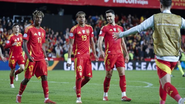 Nico Williams, Lamine Yamal y Mikel Merino celebran un gol de la selecci&oacute;n espa&ntilde;ola