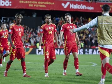 Nico Williams, Lamine Yamal y Mikel Merino celebran un gol de la selecci&oacute;n espa&ntilde;ola