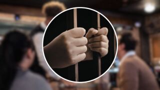 "Puedes acabar en la c&aacute;rcel": La seria advertencia de un abogado a los camareros que gastan "bromas" a sus clientes