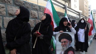 TEHRAN (IRAN(Islamic Republic Of)), 07/03/2026.- Members of Iranian medical personnel, holding posters of late Iranian supreme leader Ayatollah Ali Khamenei, look at the sky as fighter jets move during a protest in front of the destroyed Gandhi hospital by a US-Israel airstrike in Tehran, Iran, 07 March 2026. A joint US-Israeli military operation continued to target multiple locations across Iran, marking the eighth day of the conflict that began on 28 February. (Protestas, Teher&aacute;n) EFE/EPA/A...