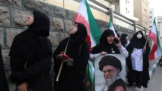 Medical personnel protest outside destroyed Gandhi Hospital TEHRAN (IRAN(Islamic Republic Of)), 07/03/2026.- Members of Iranian medical personnel, holding posters of late Iranian supreme leader Ayatollah Ali Khamenei, look at the sky as fighter jets move during a protest in front of the destroyed Gandhi hospital by a US-Israel airstrike in Tehran, Iran, 07 March 2026. A joint US-Israeli military operation continued to target multiple locations across Iran, marking the eighth day of the conflict that began on 28 February. (Protestas, Teherán) EFE/EPA/A...