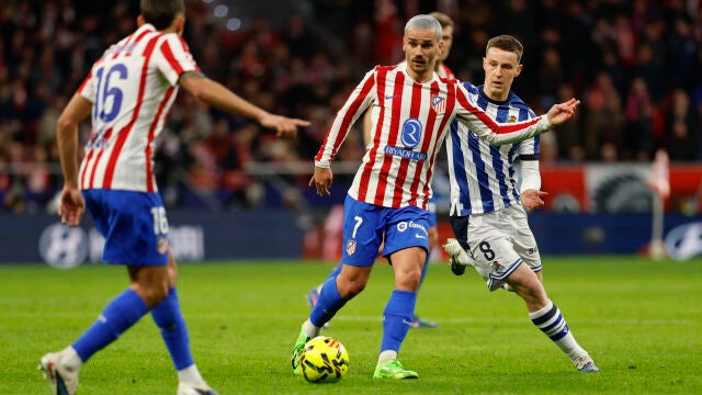 MADRID, 07/03/2026.- El delantero franc&eacute;s del Atl&eacute;tico de Madrid Antoine Griezmann (c) controla el bal&oacute;ndurante el partido de la jornada 27 de Liga que disputan este s&aacute;bado Atl&eacute;tico de Madrid y Real Sociedad en el estadio Metropolitano de Madrid. EFE/Mariscal 