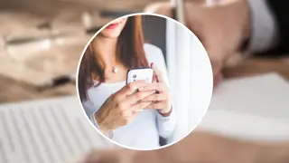 El curioso contrato entre un padre y su hija de 11 años para que esta tenga su primer teléfono: "Mientras viva bajo mi techo, todo es mío, y si no le gusta, puerta" El curioso contrato entre un padre y su hija de 11 años para que esta tenga su primer teléfono: "Mientras viva bajo mi techo, todo es mío, y si no le gusta, puerta"