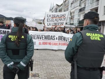 Tensi&oacute;n en Castro Urdiales por la coincidencia de manifestaciones a favor y en contra del centro de acogida de menores