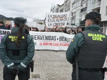 Tensión en Castro Urdiales por la coincidencia de manifestaciones a favor y en contra del centro de acogida de menores Tensión en Castro Urdiales por la coincidencia de manifestaciones a favor y en contra del centro de acogida de menores