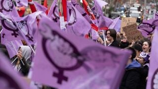 Varias personas durante una manifestaci&oacute;n del Sindicat d'Estudiants y Lliures i Combatives por la huelga del 8M, en Barcelona, Catalunya (Espa&ntilde;a). 