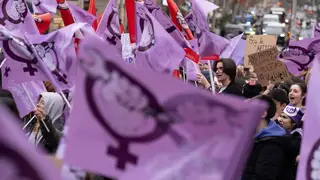 Varias personas durante una manifestación del Sindicat d'Estudiants y Lliures i Combatives por la huelga del 8M, en Barcelona, Catalunya (España). Varias personas durante una manifestación del Sindicat d'Estudiants y Lliures i Combatives por la huelga del 8M, en Barcelona, Catalunya (España).