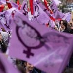 Varias personas durante una manifestaci&oacute;n del Sindicat d'Estudiants y Lliures i Combatives por la huelga del 8M, en Barcelona, Catalunya (Espa&ntilde;a). 