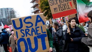 LONDON (United Kingdom), 07/03/2026.- People display placards as they attend the 'Hands off Iran' march to the US Embassy in London, Britain, 07 March 2026. The march is organised by 'Stop the War' to protest against the United States and Israeli involvement in the ongoing conflict with Iran and in the Middle East. (Protestas, Reino Unido, Estados Unidos, Londres) EFE/EPA/TOLGA AKMEN 