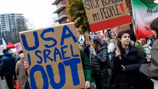 Hands off Iran march in central London LONDON (United Kingdom), 07/03/2026.- People display placards as they attend the 'Hands off Iran' march to the US Embassy in London, Britain, 07 March 2026. The march is organised by 'Stop the War' to protest against the United States and Israeli involvement in the ongoing conflict with Iran and in the Middle East. (Protestas, Reino Unido, Estados Unidos, Londres) EFE/EPA/TOLGA AKMEN