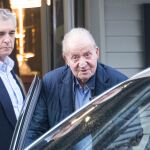 Juan Carlos I cancela su viaje a Sanxenxo (Pontevedra) y permanece en Abu Dhabi, donde "se encuentra bien"