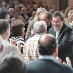 Ma&ntilde;ueco saluda a los simpatizantes presentes en el acto en Soria, en compa&ntilde;&iacute;a de Roc&iacute;o Lucas, Isabel Blanco y Benito Serrano