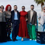 La directora Patricia Ortega posa junto al elenco del filme