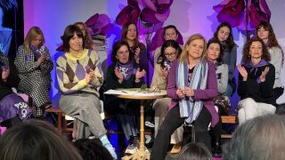 La l&iacute;der del PSPV, Diana Morant, en primera fila junto a la delegada del Gobierno, Pilar Bernab&eacute;