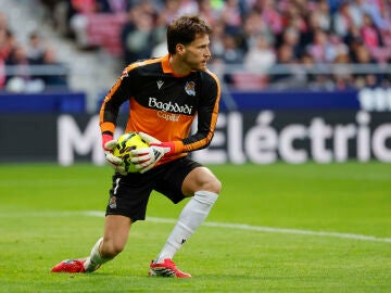 MADRID, 07/03/2026.- El portero de la Real Sociedad Alex Remiro atrapa un bal&oacute;n durante el partido de la jornada 27 de Liga que disputan este s&aacute;bado Atl&eacute;tico de Madrid y Real Sociedad en el estadio Metropolitano de Madrid. EFE/Mariscal 