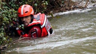 FOTODELD&Iacute;A - La Huerta-Rio Silvestre (Asturias), 07/03/2026.- El dispositivo de b&uacute;squeda para tratar de localizar a la mujer de 56 a&ntilde;os que ayer se cay&oacute; al r&iacute;o Silvestre, en el concejo de San Mart&iacute;n del Rey Aurelio, se ha retomado a primera hora de este s&aacute;bado, han informado el Servicio de Emergencias del Principado (SEPA) y la Guardia Civil. El 112 Asturias recibi&oacute; ayer, sobre las 19:40 horas, un aviso por parte de una mujer cuya madre, vecina del municipio, se hab&iacute;a ca&iacute;do al r&iacute;o, en la zona...