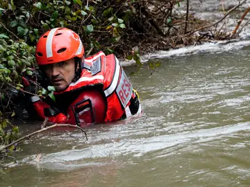 Se reanuda la búsqueda de la mujer que se cayó a un río en Asturias FOTODELDÍA - La Huerta-Rio Silvestre (Asturias), 07/03/2026.- El dispositivo de búsqueda para tratar de localizar a la mujer de 56 años que ayer se cayó al río Silvestre, en el concejo de San Martín del Rey Aurelio, se ha retomado a primera hora de este sábado, han informado el Servicio de Emergencias del Principado (SEPA) y la Guardia Civil. El 112 Asturias recibió ayer, sobre las 19:40 horas, un aviso por parte de una mujer cuya madre, vecina del municipio, se había caído al río, en la zona...