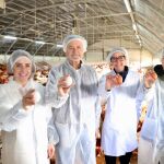 V&aacute;zquez junto a miembros de la candidatura del PP a las Cortes por Segovia durante su visita a una granja av&iacute;cola