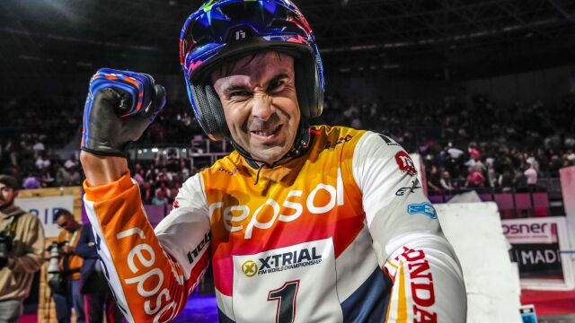Toni Bou celebra una victoria esta temporada