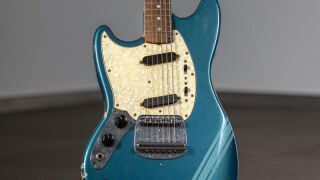 La Fender Mustang de Cobain, que aparece en "Smells Like Teek Spirit"