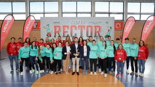  El rector de la UEMC, David Garc&iacute;a, con parte de la delegaci&oacute;n y deportistas de la Universidad, en la entrega de premios.
