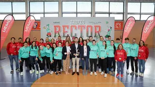 El rector de la UEMC, David García, con parte de la delegación y deportistas de la Universidad, en la entrega de premios. El rector de la UEMC, David García, con parte de la delegación y deportistas de la Universidad, en la entrega de premios.