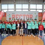  El rector de la UEMC, David Garc&iacute;a, con parte de la delegaci&oacute;n y deportistas de la Universidad, en la entrega de premios.