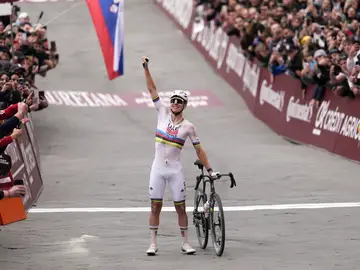 Pogacar celebra su victoria en la Strade Bianche nada más cruzar la meta Tadej Pogacar of Team UAE Emirates celebrates winning the Strade Bianche (White Roads), a 203 km one day cycling race from and to Siena, Italy, Saturday March 7, 2026. (Fabio Ferrari/LaPresse via AP)
