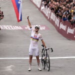 Pogacar celebra su victoria en la Strade Bianche nada m&aacute;s cruzar la meta