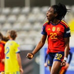 Edna Imade celebra su gol a Ucrania