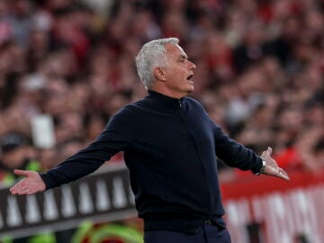 Lisbon (Portugal), 08/03/2026.- Benfica head coach Jos&eacute; Mourinho (L) reacts during the Portuguese First League soccer match against FC Porto at Luz stadium in Lisbon, Portugal, 08 March 2026. (Lisboa) EFE/EPA/MIGUEL A. LOPES 