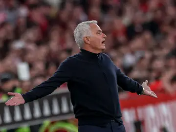 First League - Benfica vs FC Porto Lisbon (Portugal), 08/03/2026.- Benfica head coach José Mourinho (L) reacts during the Portuguese First League soccer match against FC Porto at Luz stadium in Lisbon, Portugal, 08 March 2026. (Lisboa) EFE/EPA/MIGUEL A. LOPES