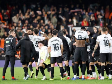 VALENCIA, 08/03/2026.- Los jugadores del Valencia celebran el gol de Hugo Duro, tercer gol del equipo ch&eacute;, durante el partido de la jornada 27 de LaLiga entre el Valencia CF y el Deportivo Alav&eacute;s, este domingo en el estadio de Mestalla. EFE/ Ana Escobar 