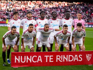 Players of Sevilla FC pose for photo during the Spanish league, LaLiga EA Sports, football match played between Sevilla FC and Rayo Vallecano at Ramon Sanchez-Pizjuan stadium on March 8, 2026, in Sevilla, Spain. AFP7 08/03/2026 ONLY FOR USE IN SPAIN