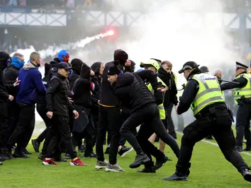 Scotland Cup - Rangers vs Celtic 08 March 2026, United Kingdom, Glasgow: Police officer and stewards force fans back after they invaded the pitch following a penalty shoot out after Scottish Gas Men's Cup quarter-final soccer match between Rangers and Celtic at Ibrox Stadium. Photo: Steve Welsh/PA Wire/dpa 08/03/2026 ONLY FOR USE IN SPAIN