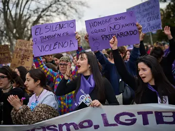 Manifestación organizada por el Movimiento Feminista de Madrid (MFM) con motivo del 8 de marzo Manifestación organizada por el Movimiento Feminista de Madrid (MFM) con motivo del 8 de marzo, Día Internacional de las Mujeres. El movimiento feminista vuelve a salir a la calle este domingo en numerosas manifestaciones convocadas por ciudades de toda España con motivo del 8M en defensa un año más de la igualdad y contra la violencia machista, y en el que también resuena el eco de un mundo en conflicto que afecta, y mucho, a las mujeres© Alberto R. Roldán / Diario La Razón.08 03 2026